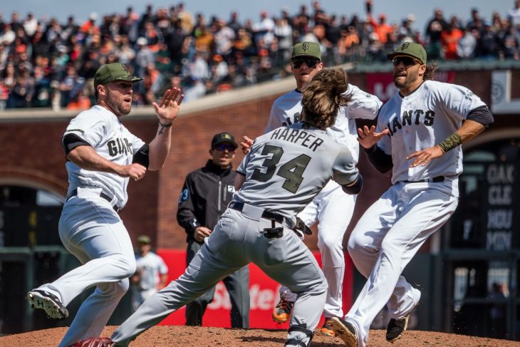  Beisbolista arremete contra el pitcher y todos se burlan por cómo le aventó su casco