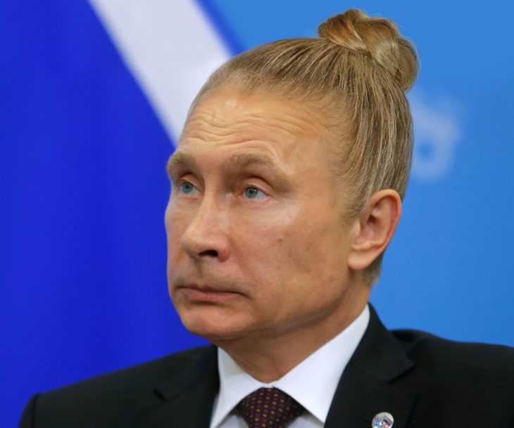 putin con cabello man bun