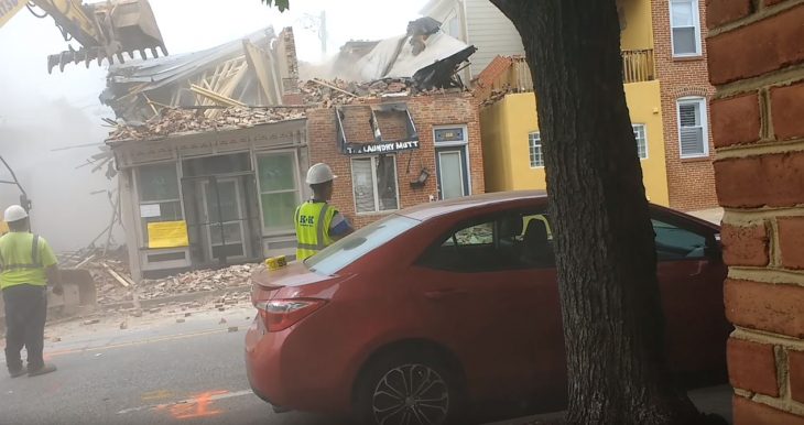 destruyen edificio por error