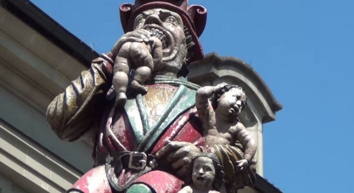 escultura de Berna en Suiza hombre devorando bebes