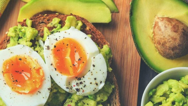 tostada de aguacate con huevo millennial