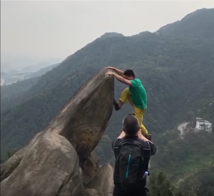 hombre cae del precipicio por una foto 2