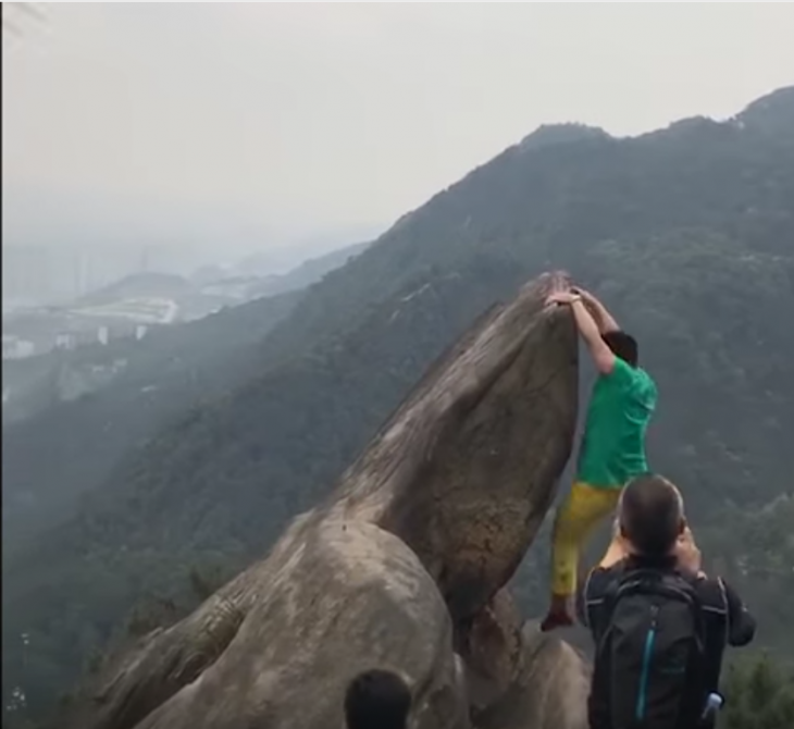 hombre cae del precipicio por una foto 3