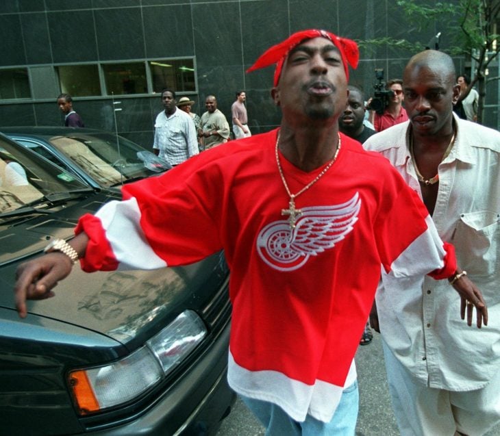 Rapero Tupac camisa roja