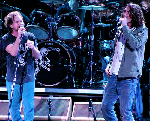 Eddie Vedder y Chris Cornell en el escenario