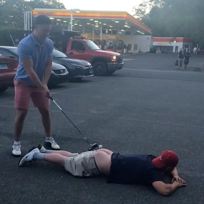 Jackass de la vida real: Intentó jugar golf sobre el trasero de su amigo y todo salió terriblemente mal 1