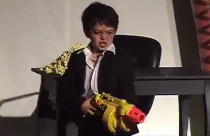 Niños recrean Scarface