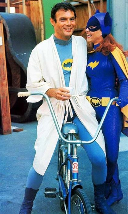 Batman y Batichica en bicicleta