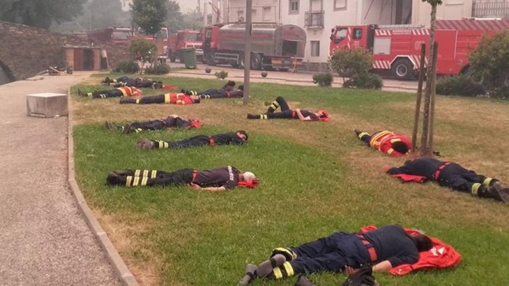 Bomberos descansando en Portugal