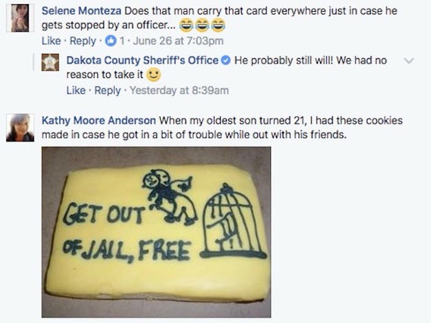 Presento tarjeta de Monopoly para no ser arrestado
