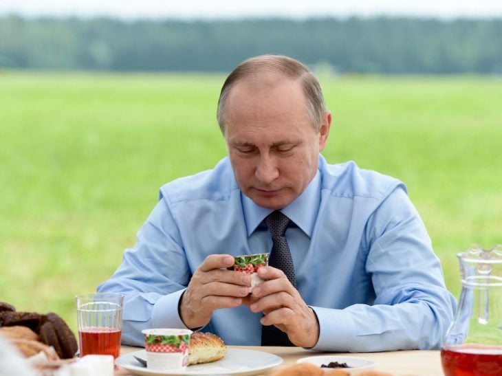 putin comiendo