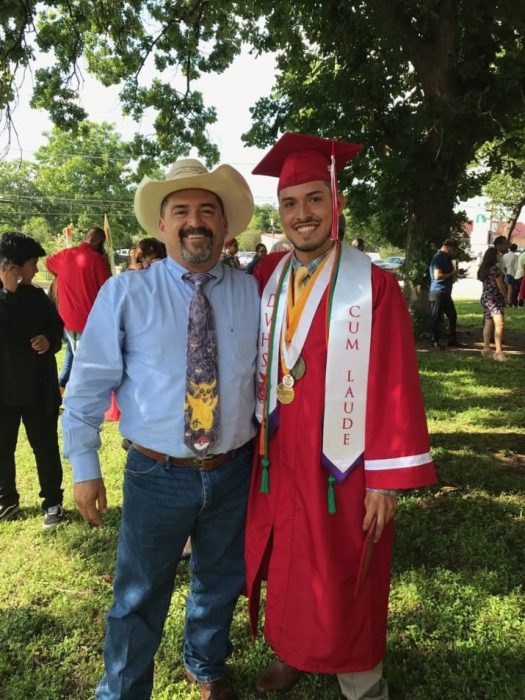 usa la corbata que le hizo cuando estaba en el primer grado