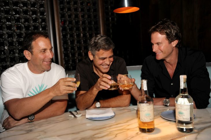 George Clooney bebiendo tequila con amigos