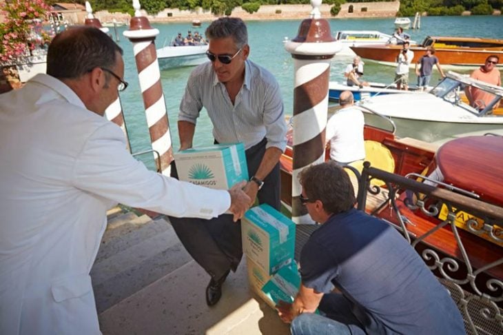 George Clooney carga cajas de tequila