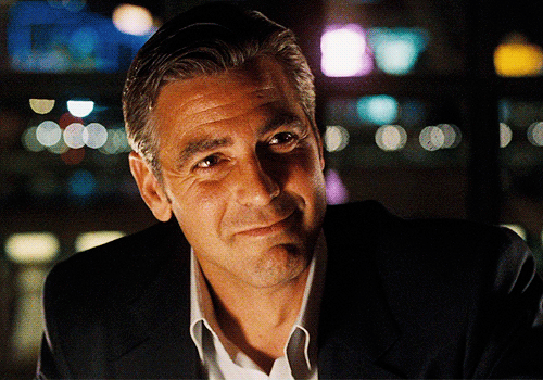 George Clooney sonríe