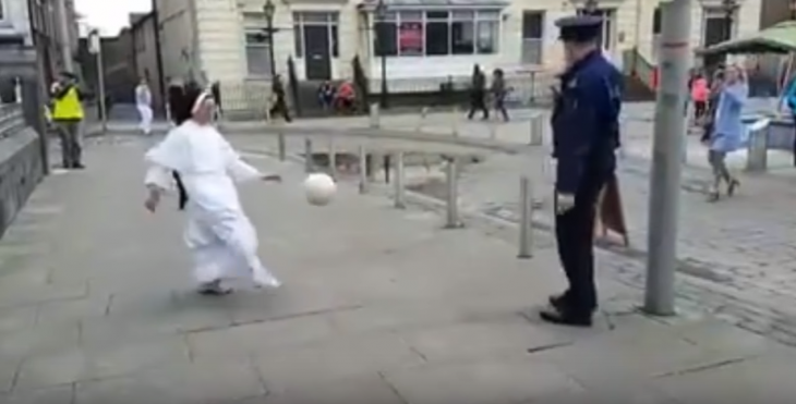 monja juega fútbol