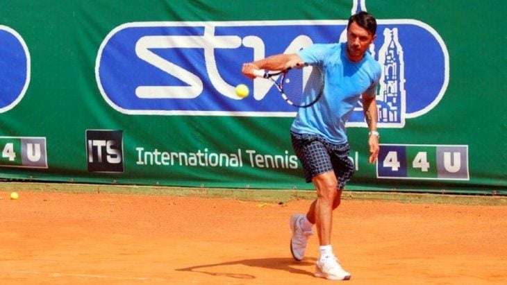 Paolo Maldini jugando tenis