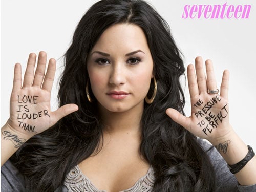 Demi Lovato manos escritas