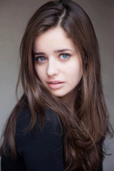 Holly Earl, actriz británica