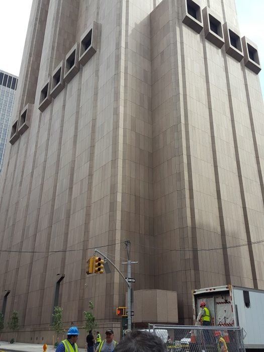 Edificio sin ventanas en Nueva York