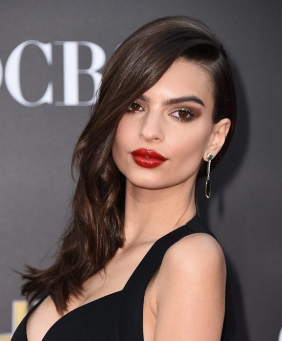 Emily Ratajkowski con labios rojos