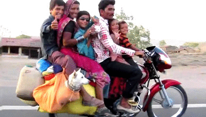 Familia india en moto
