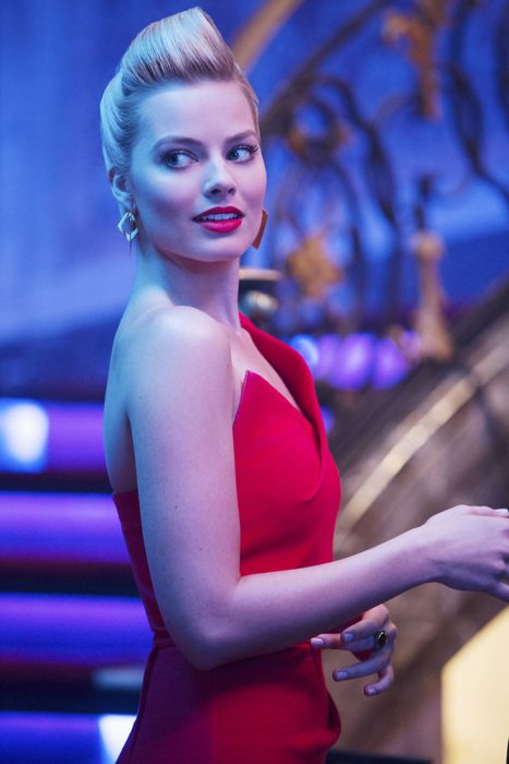 Margot Robbie con vestido rojo