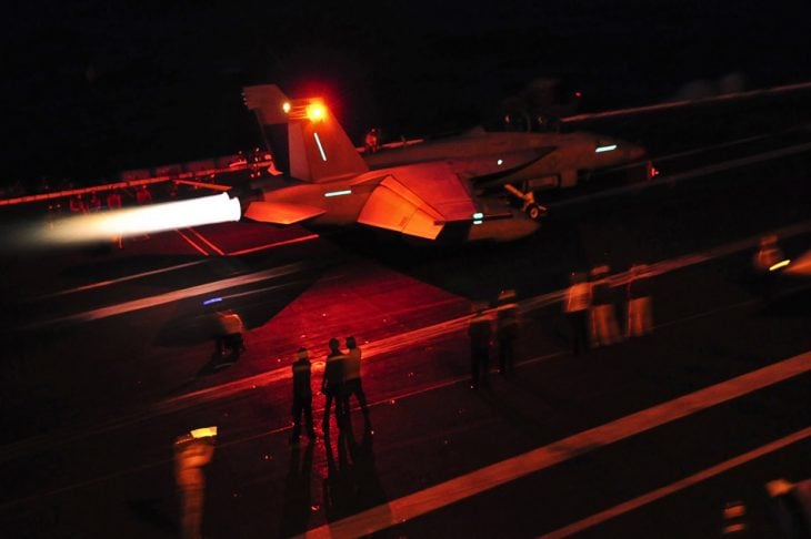 f18 night landing