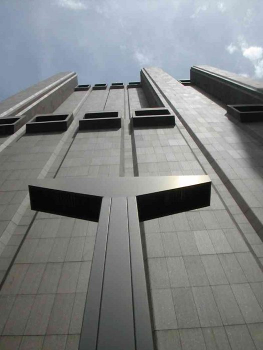 Edificio sin ventanas en Nueva York