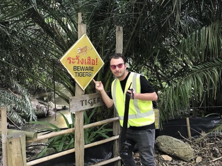 Hombre en el zoológico