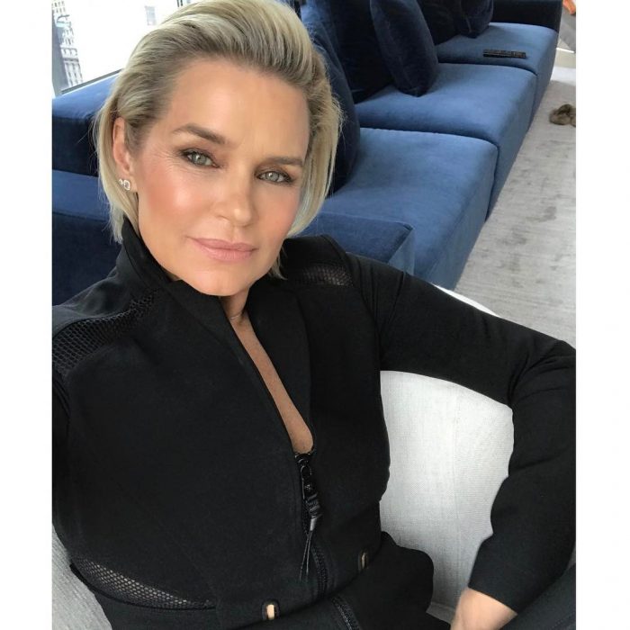 Yolanda Hadid de negro