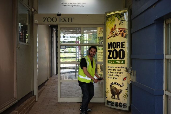 Hombre en el zoológico