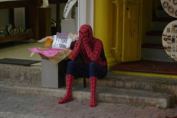 spiderman triste llorando