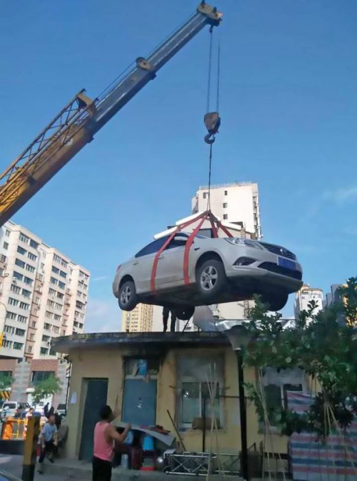 Carro en edificio