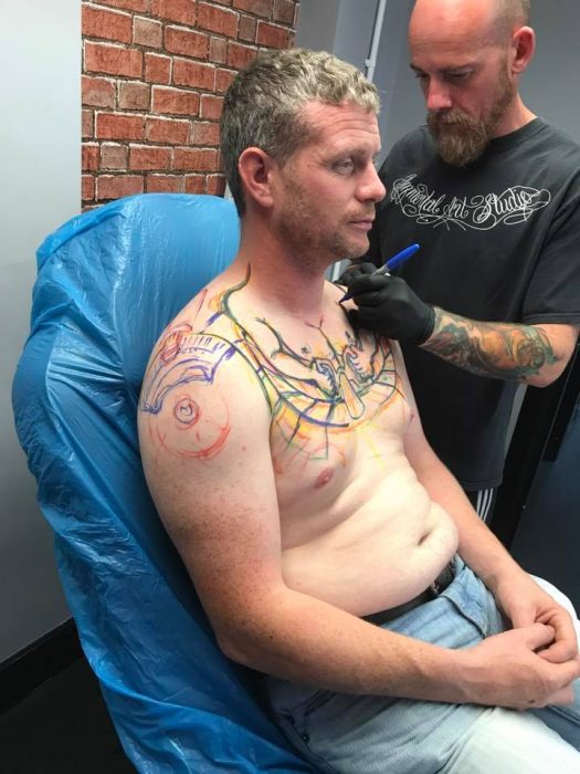 Se hizo un tatuaje que hace parecer que un hombre diminuto conduce su propio cuerpo