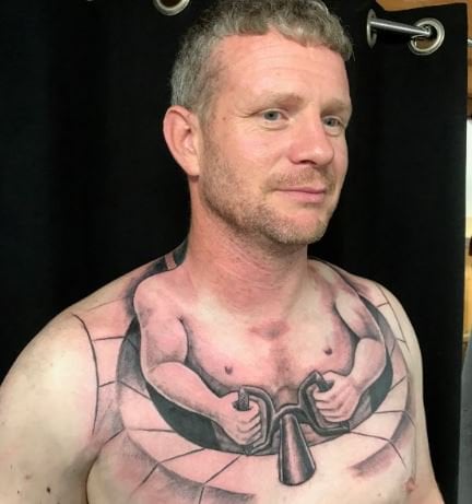 Se hizo un tatuaje que hace parecer que un hombre diminuto conduce su propio cuerpo
