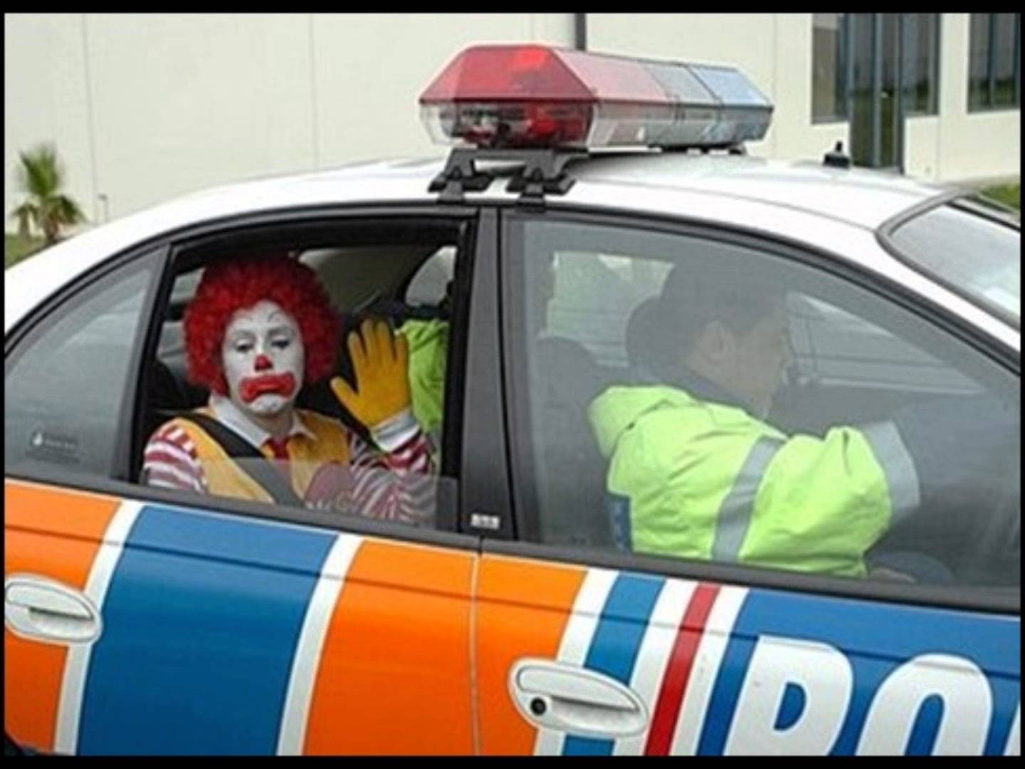 Funny-Arrested-McDonalds-Clown-Say-Bye.jpg