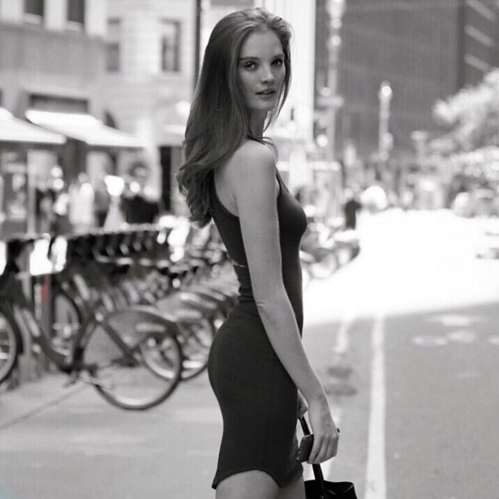 Alexina Graham en blanco y negro