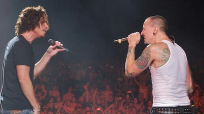 Chris Cornell y Chester Bennington cantando