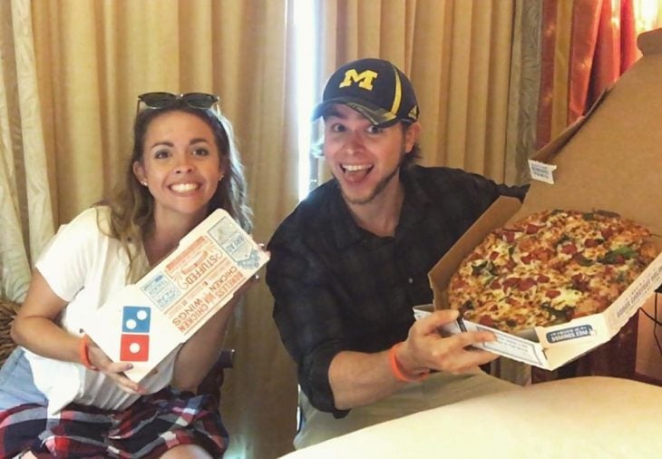 Pareja comiendo pizza