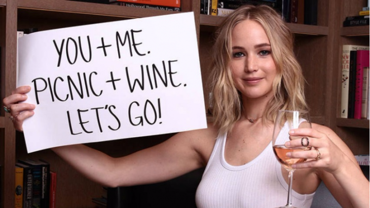 Jennifer Lawrence bebe vino