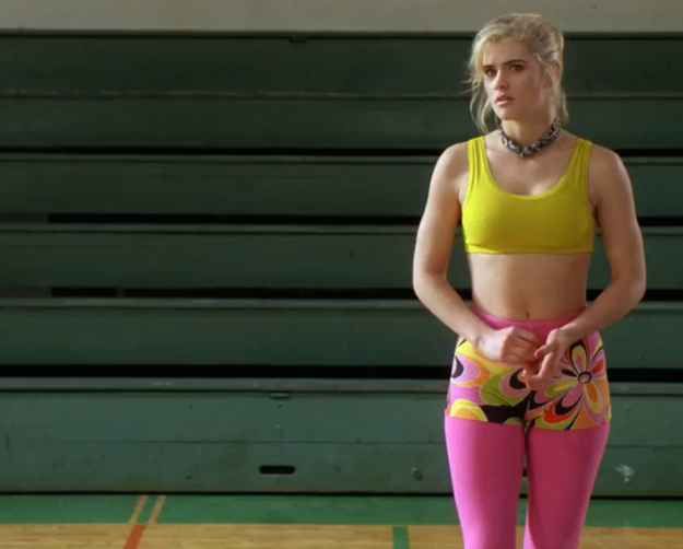 Kristy Swanson en ropa deportiva
