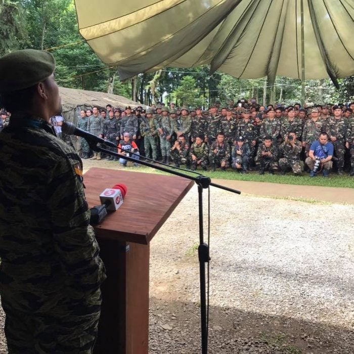 Manny Pacquiao dando discurso a militares