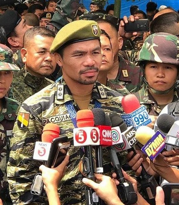 Manny Pacquiao, vestido de militar