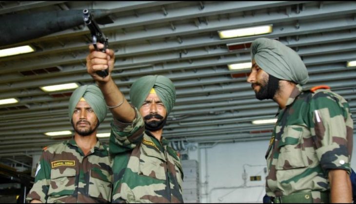 Soldado indio disparando