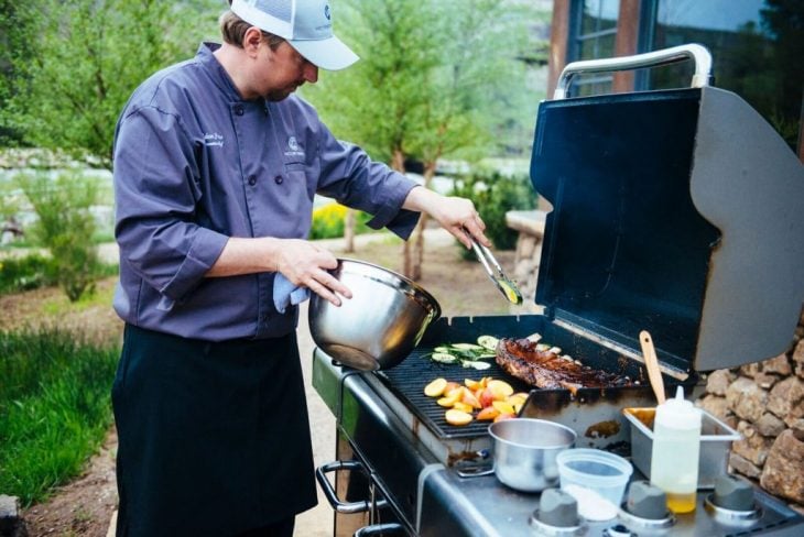 chef en parrilla