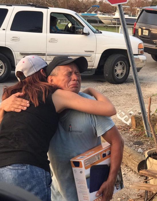 Hombre recibe donaciones y las da a personas que lo necesitan más