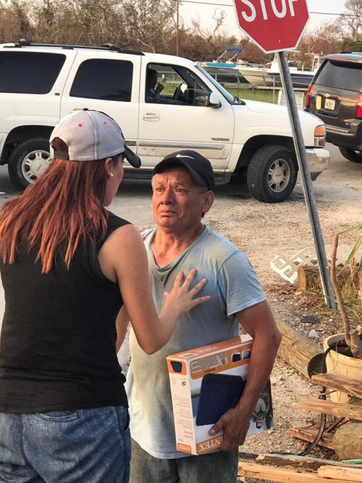 Hombre recibe donaciones y las da a personas que lo necesitan más