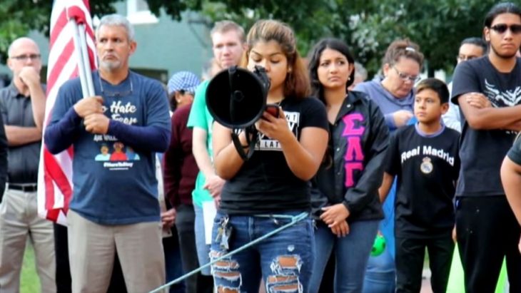 Intentó hacer que deportaran a su compañera de clase; lo expulsan a él