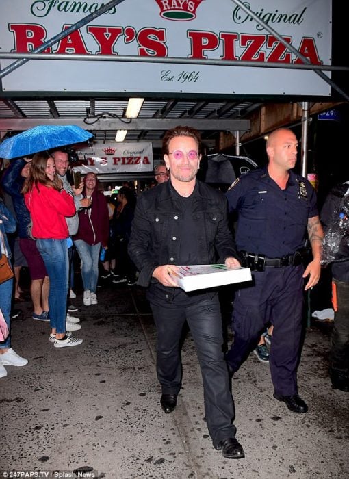 Bono sale de una pizzería
